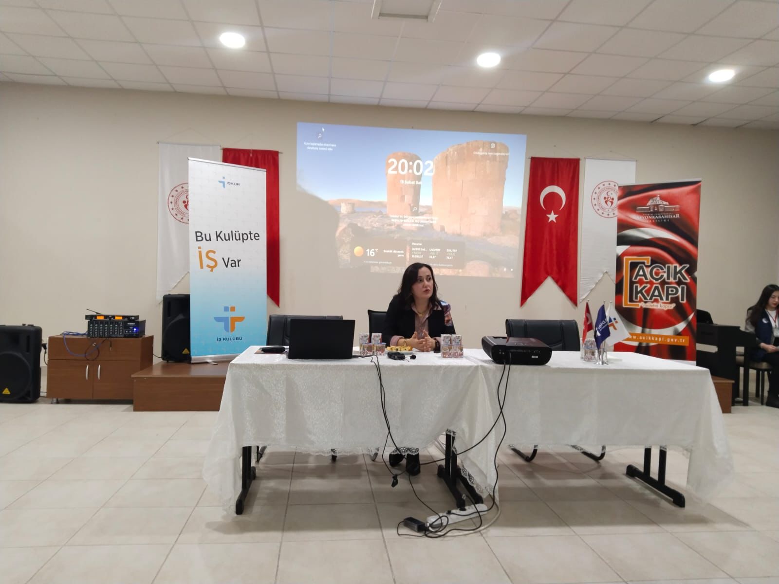 Afyonkarahisar Valiliği Açık Kapı Şube Müdürlüğü tarafından hazırlanan “Üniversite Öğrencisi Gençlerle Buluşmalar Programı” kapsamında “Gelecek Kaygısıyla Baş Etme Yöntemleri” hakkında Bacım Sultan Kız Öğrenci Yurdunda seminer düzenlendi.