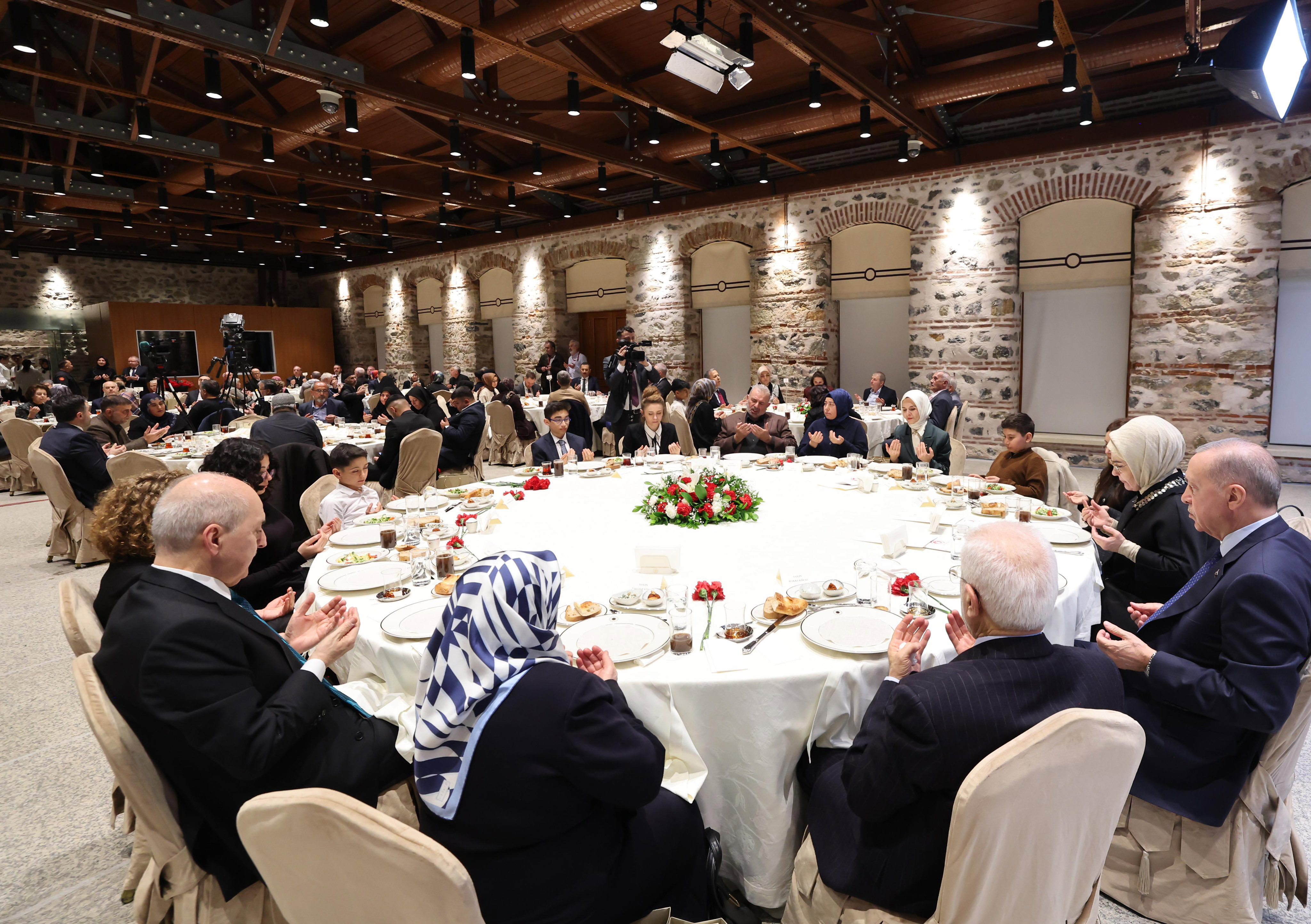 Aile ve Sosyal Hizmetler Bakanımız Göktaş, şehit aileleriyle iftar programında bir araya geldi - fotoğraf 3
