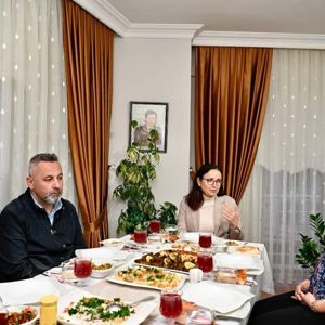 VALİMİZ DR. HÜLYA KAYA, İL MÜDÜRÜMÜZ ARİF LAÇİN ŞEHİT AİLESİYLE İFTARDA BULUŞTU - fotoğraf 2