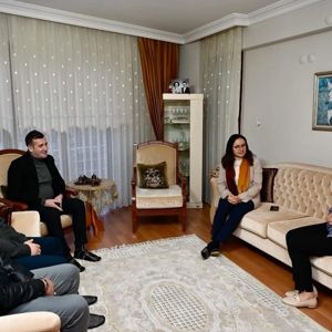 VALİMİZ DR. HÜLYA KAYA, İL MÜDÜRÜMÜZ ARİF LAÇİN ŞEHİT AİLESİYLE İFTARDA BULUŞTU - fotoğraf 3