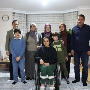 Bakanımız Göktaş, depremzede Sınırgeç ailesinin iftar sofrasına konuk oldu - fotoğraf 1