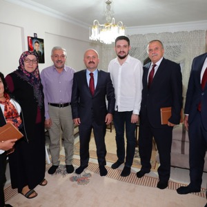 Valimiz Dr. Osman VAROL ve  İl Müdürümüz Ahmet KIRLANGIÇ Gazimiz Celal ÇELEBİ’yi ziyaret ettiler. - fotoğraf 1