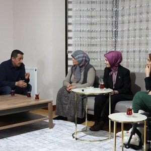 Bakanımız Göktaş, depremzede Sınırgeç ailesinin iftar sofrasına konuk oldu - fotoğraf 1