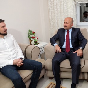 Valimiz Dr. Osman VAROL ve  İl Müdürümüz Ahmet KIRLANGIÇ Gazimiz Celal ÇELEBİ’yi ziyaret ettiler. - fotoğraf 2