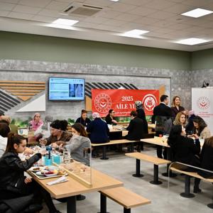 Valimiz Dr. Hülya Kaya, İl Müdürümüz Arif Laçin; 8 Mart Dünya Kadınlar Günü'nde Aksa Fabrikası'nda Kadın Emekçilerle İftar Yaptı - fotoğraf 2