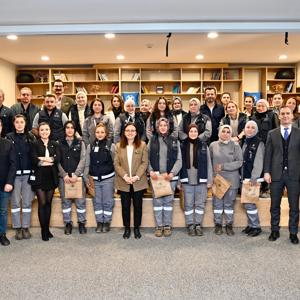 Valimiz Dr. Hülya Kaya, İl Müdürümüz Arif Laçin; 8 Mart Dünya Kadınlar Günü'nde Aksa Fabrikası'nda Kadın Emekçilerle İftar Yaptı - fotoğraf 1