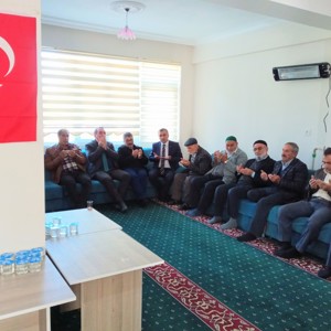 İl Müdürümüz Mahmut ÖZDEMİR, Piyade Uzman Onbaşı Sefa FINDIK’ın Yeşilyurt’ta İkamet Eden Ailesini ve Beşören Köyünde Meydana Gelen Yangında Evleri Yanan Vatandaşlarımızı Ziyaret Etti. - fotoğraf 1
