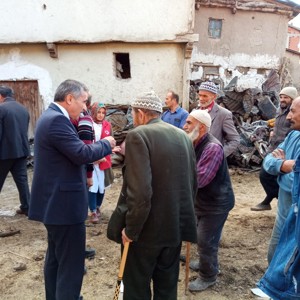 İl Müdürümüz Mahmut ÖZDEMİR, Piyade Uzman Onbaşı Sefa FINDIK’ın Yeşilyurt’ta İkamet Eden Ailesini ve Beşören Köyünde Meydana Gelen Yangında Evleri Yanan Vatandaşlarımızı Ziyaret Etti. - fotoğraf 4