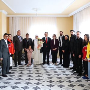 Aile Yılı etkinlikleri kapsamında evliliklerinde en fazla yılını dolduran çiftler evlerinde ziyaret edildi. - fotoğraf 1