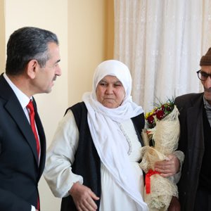 Aile Yılı etkinlikleri kapsamında evliliklerinde en fazla yılını dolduran çiftler evlerinde ziyaret edildi. - fotoğraf 2