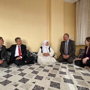 Aile Yılı etkinlikleri kapsamında evliliklerinde en fazla yılını dolduran çiftler evlerinde ziyaret edildi. - fotoğraf 3