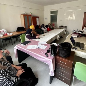 Tosya Halk Eğitim Merkezi Kursiyerlerine Kadına Yönelik Şiddetle Mücadele Eğitimi Verildi - fotoğraf 2
