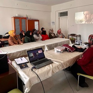 Tosya Halk Eğitim Merkezi Kursiyerlerine Kadına Yönelik Şiddetle Mücadele Eğitimi Verildi - fotoğraf 3