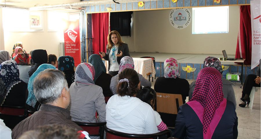 Hatay'da Aile Eğitim Programı çerçevesinde 110 öğrenci velisine eğitim verildi.