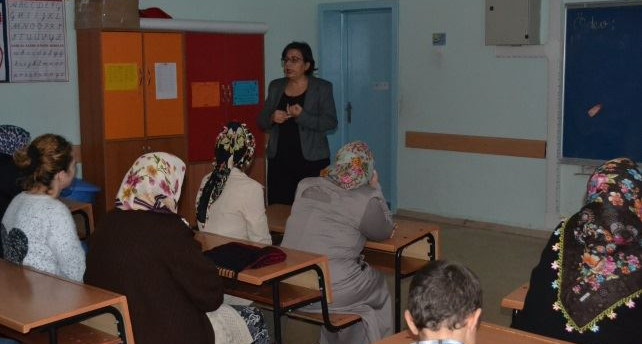 Eskişehir'de öğrenci velilerine yönelik "Aile İçi İletişim" eğitimi verildi.