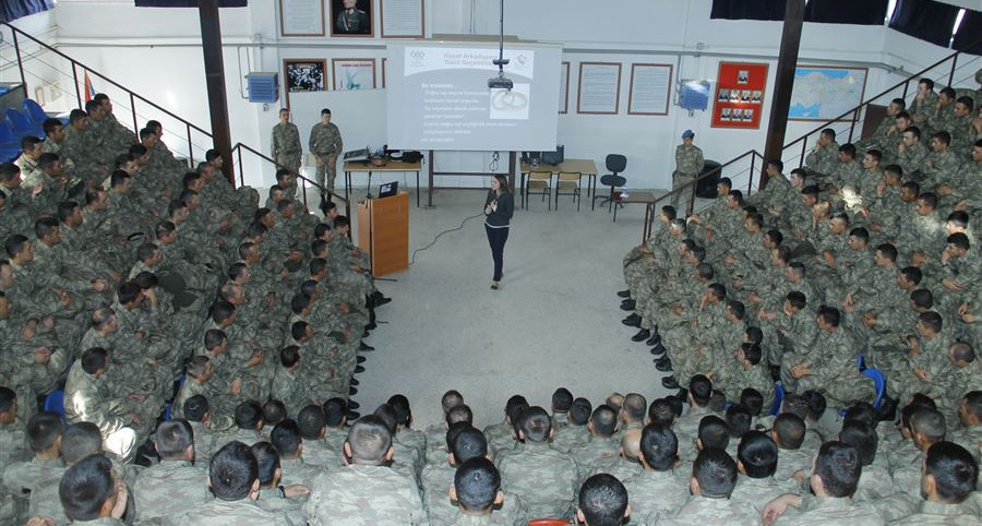 İzmir'de uzman çavuşlara Evlillik Öncesi Eğitim Programı dahilinde seminerler verildi.