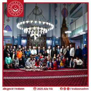 Trabzon Valisi Aziz Yıldırım, Vakıflar Genel Müdürlüğünün 81 ilde başlattığı geleneksel iftar programı kapsamında Yomra ilçesinde düzenlenen iftar yemeğine katıldı. - fotoğraf 1