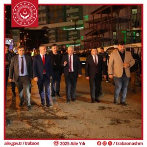 Trabzon Valisi Aziz Yıldırım, Vakıflar Genel Müdürlüğünün 81 ilde başlattığı geleneksel iftar programı kapsamında Yomra ilçesinde düzenlenen iftar yemeğine katıldı. - fotoğraf 2