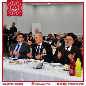 Trabzon Valisi Aziz Yıldırım, Vakıflar Genel Müdürlüğünün 81 ilde başlattığı geleneksel iftar programı kapsamında Yomra ilçesinde düzenlenen iftar yemeğine katıldı. - fotoğraf 4