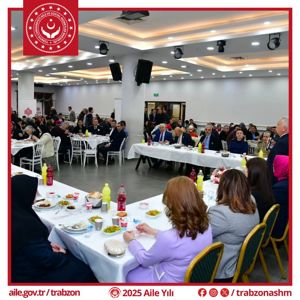 Trabzon Valisi Aziz Yıldırım, Vakıflar Genel Müdürlüğünün 81 ilde başlattığı geleneksel iftar programı kapsamında Yomra ilçesinde düzenlenen iftar yemeğine katıldı. - fotoğraf 3