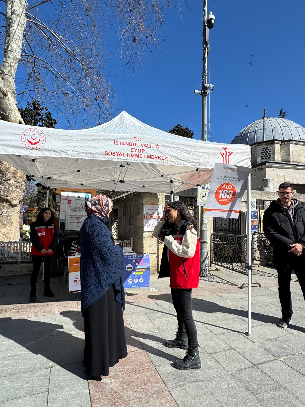 Sahaya çıkan ekiplerimiz mobil sosyal hizmet noktalarında koruyucu ve önleyici sosyal hizmet modelleri hakkında farkındalık oluşturmuş, bilgilendirme ve broşür dağıtımı gerçekleştirilmiştir.
