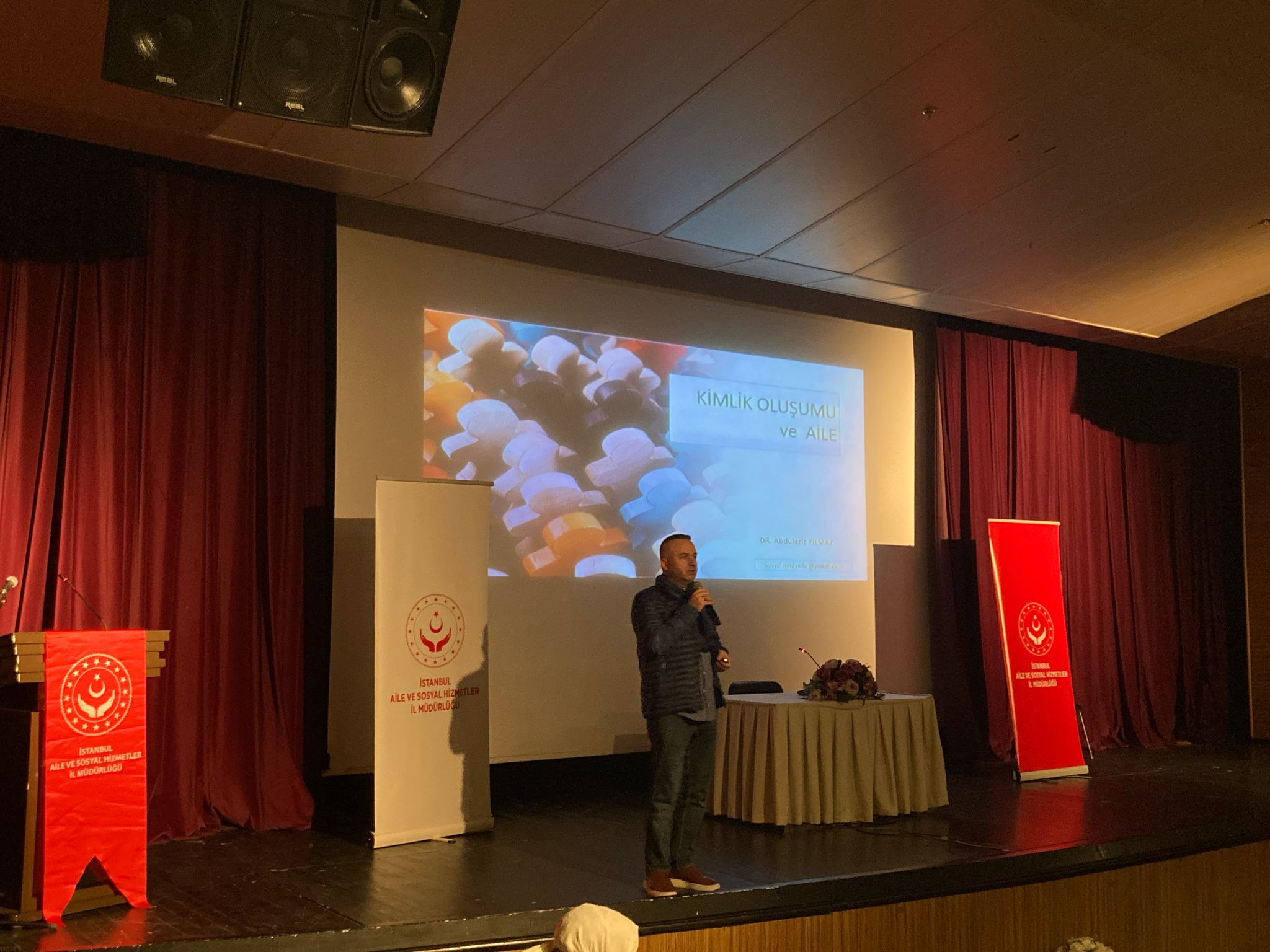 2025 Aile Yılı kapsamında Eğitim Birimi tarafından düzenlenen seminerde, Psikohekim mahlasıyla tanınan Dr. Abdülaziz Yılmaz, 'Aile ve Kimlik Oluşumu' üzerine bir sunum gerçekleştirmiştir.