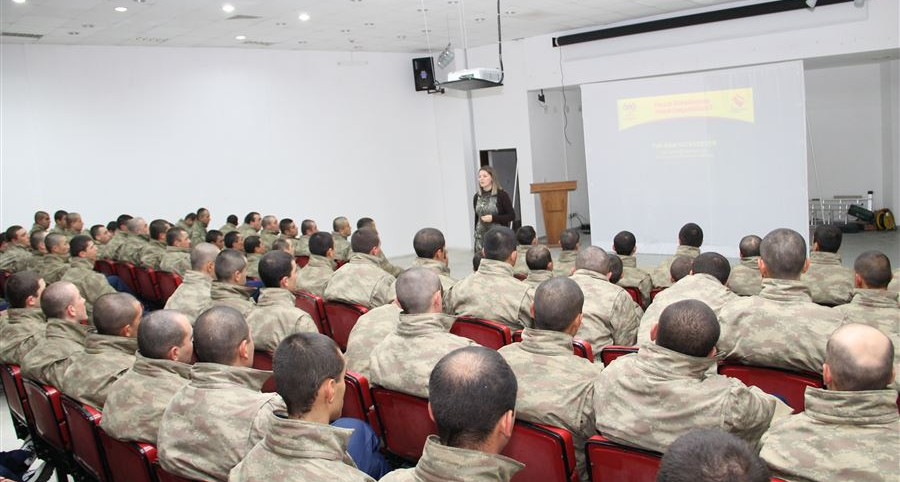 Acemi birliğindeki 870 askere "Evlilik Öncesi Eğitimi" verildi.