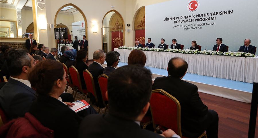 Başbakan Ahmet Davutoğlu Ailenin ve Dinamik Nüfus Yapısının Korunması Programını açıkladı