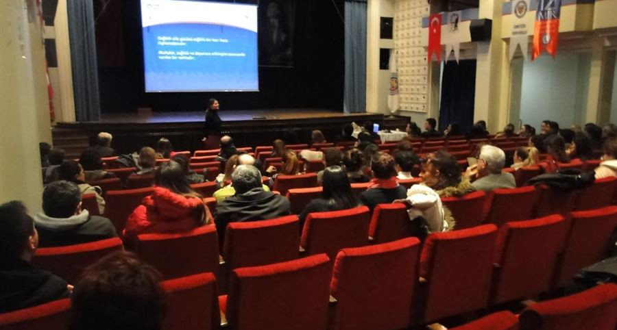İzmir'de Aile Eğitim Programı kapsamında "Ergen İletişimi" ve "Madde Bağımlılığından Korunma" semineri verildi.