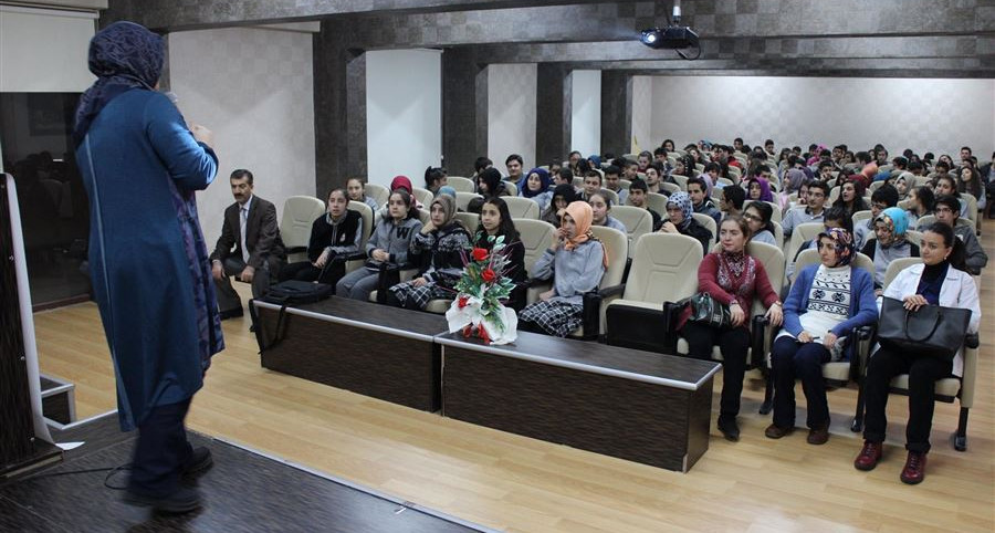 Erzurum'da Aile Eğitim Programı (AEP) kapsamında 108 öğrenciye  ‘’Güvenli İnternet Kullanımı’’ eğitimi verildi.