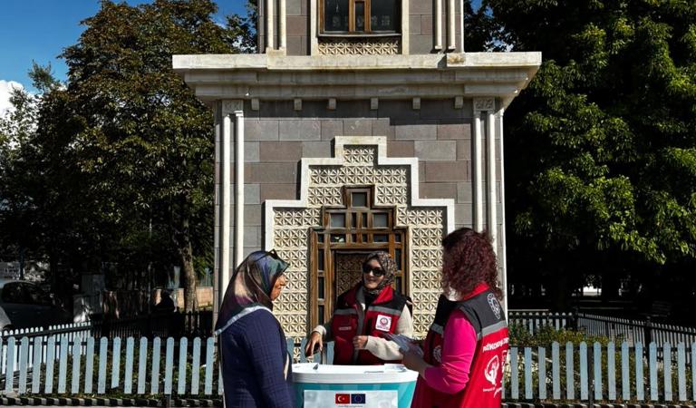 İlimiz Saat Kulesi önünde çalışma arkadaşlarımızla birlikte Koruyucu Aile Hizmet Modeli’nin tanıtımını gerçekleştirerek vatandaşlarımıza bilgilendirmede bulunduk.