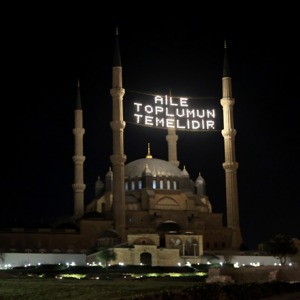 Mimar Sinan'ın ustalık eseri Selimiye Camisi'ne "Aile toplumun temelidir" yazılı Mahya Asıldı. - fotoğraf 6
