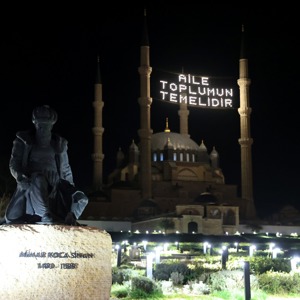 Mimar Sinan'ın ustalık eseri Selimiye Camisi'ne "Aile toplumun temelidir" yazılı Mahya Asıldı. - fotoğraf 3