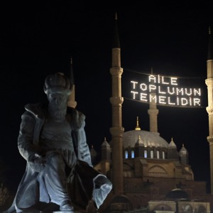 Mimar Sinan'ın ustalık eseri Selimiye Camisi'ne "Aile toplumun temelidir" yazılı Mahya Asıldı. - fotoğraf 2