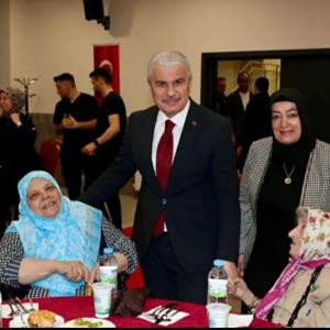 Valimiz Sayın İbrahim Akın ve eşi Saliha Akın Hanımefendi Meliha Ercan Huzurevi Yaşlı Bakım ve Rehabilitasyon Merkezinde Düzenlenen İftar Programına Katıldı - fotoğraf 3