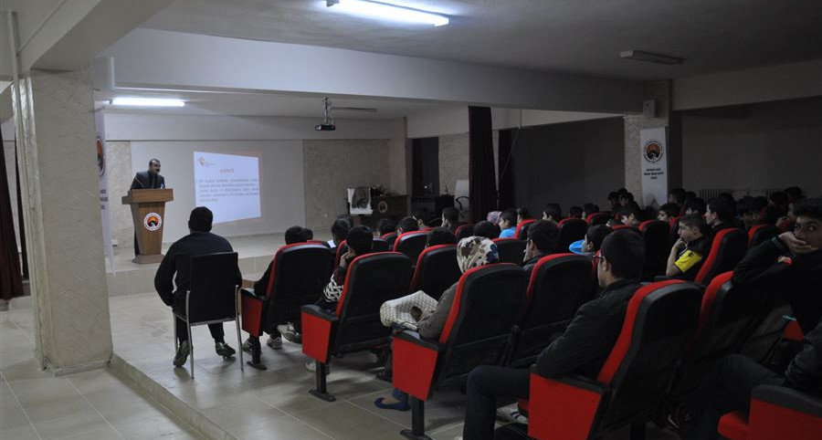 Batman'da Aile Eğitim Programı kapsamında öğrencilere yönelik "İletişim ve Bilinçli Medya Kullanımı" eğitimi verildi.