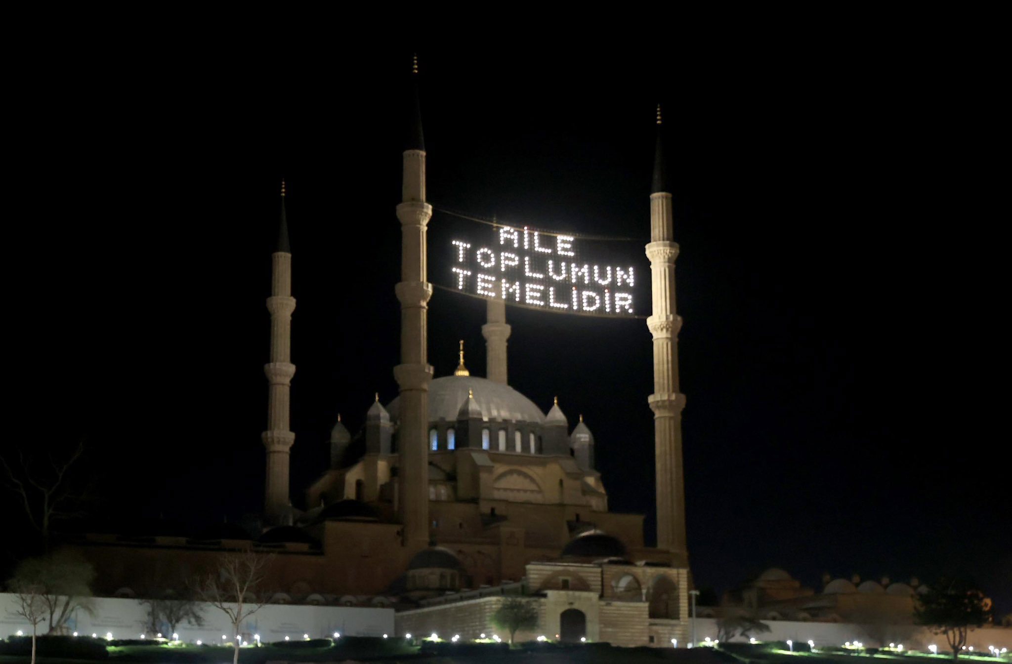 Camileri süsleyen mahyalarda "aile" vurgusu - fotoğraf 1
