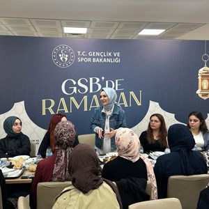 Aile ve Sosyal Hizmetler Bakanımız Göktaş, KYK yurdundaki kız öğrencilerle sahur yaptı - fotoğraf 1