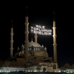 Camileri süsleyen mahyalarda "aile" vurgusu - fotoğraf 3