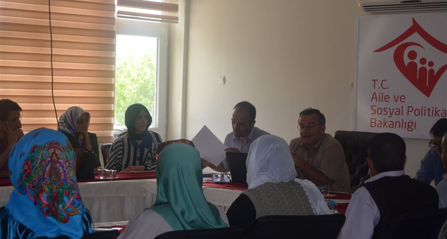 Diyarbakır'da Aile Eğitim Programı kapsamında koruyucu ailelere yönelik "Aile İçi İletişim" eğitimi verildi.