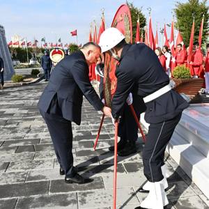 Valimiz Sn. Ali Fidan, 18 Mart Şehitleri Anma Günü ve Çanakkale Zaferi'nin   110. Yılı münasebetiyle,  Nevşehir Şehitler Parkı’nda düzenlenen Çelenk Sunma Törenine katıldı. - fotoğraf 2