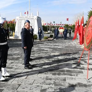 Valimiz Sn. Ali Fidan, 18 Mart Şehitleri Anma Günü ve Çanakkale Zaferi'nin   110. Yılı münasebetiyle,  Nevşehir Şehitler Parkı’nda düzenlenen Çelenk Sunma Törenine katıldı. - fotoğraf 1