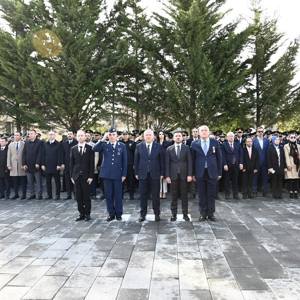 Valimiz Sn. Ali Fidan, 18 Mart Şehitleri Anma Günü ve Çanakkale Zaferi'nin   110. Yılı münasebetiyle,  Nevşehir Şehitler Parkı’nda düzenlenen Çelenk Sunma Törenine katıldı. - fotoğraf 4
