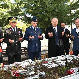 Valimiz Sn. Ali Fidan Şehit Kabirlerini Ziyaret Etti - fotoğraf 4