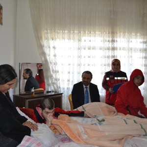 İl Müdürümüz Mahmut Selçuk, Evde bakım ve Sosyal Ekonomik Destek hizmetinden faydalanan ailemizi ziyaret etti.  - fotoğraf 3