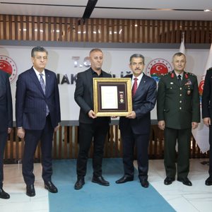 Şehit Ailelerine Devlet Övünç Madalyası Verildi - fotoğraf 1