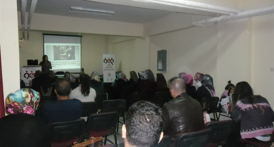 Aksaray'da 65 engelli yakınına “Engellilerle İletişim” ve “Engelli Bakımı” eğitimi verildi.