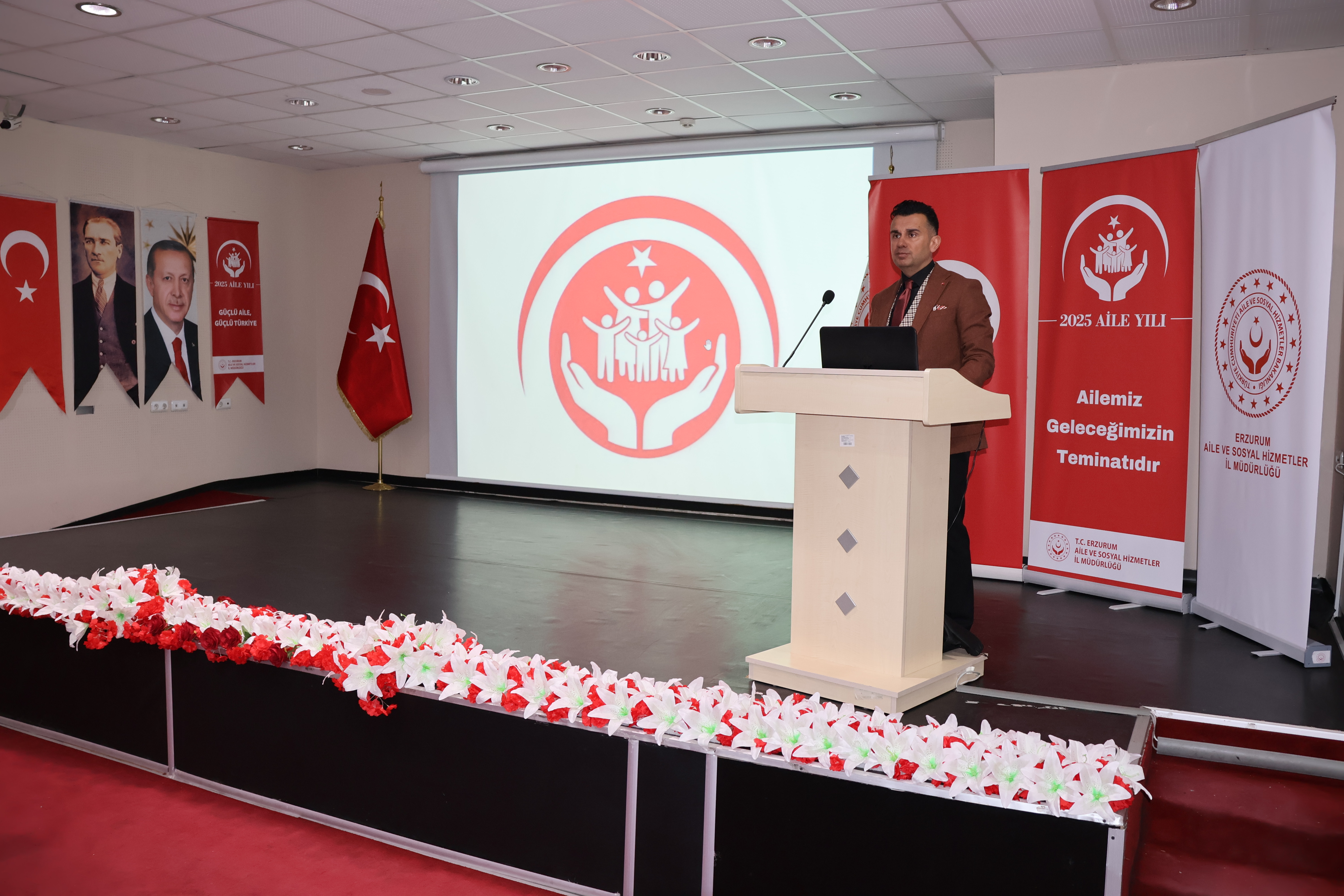 2025 #AileYılı söyleşileri kapsamında, Erzurum Aile ve Sosyal Hizmetler İl Müdürlüğü olarak düzenlediğimiz "Dijital Çağda Aile" konulu söyleşide, güçlü aile yapılarıyla güçlü bir toplum inşa etme hedefiyle çalışmalarımıza devam ediyoruz! 