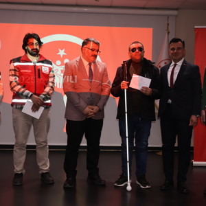 2025 Aile Yılı kapsamında, Bakanımız Sayın Mahinur Özdemir GÖKTAŞ’ın selamlarıyla Erzurum Aile ve Sosyal Hizmetler İl Müdürümüz, Gazimiz Sedat AKTAŞ’a akıllı baston takdim ettik. - fotoğraf 1