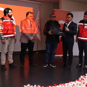 2025 Aile Yılı kapsamında, Bakanımız Sayın Mahinur Özdemir GÖKTAŞ’ın selamlarıyla Erzurum Aile ve Sosyal Hizmetler İl Müdürümüz, Gazimiz Sedat AKTAŞ’a akıllı baston takdim ettik. - fotoğraf 2